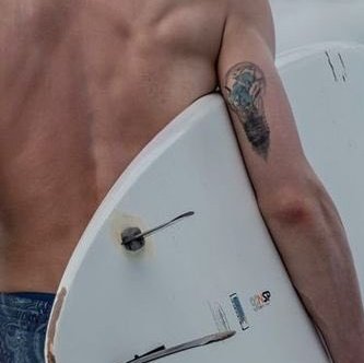 RAULFEATURES's tweet photo. shawn mendes surfing 🤩🤌 https://t.co/P6Lv9RppSE
