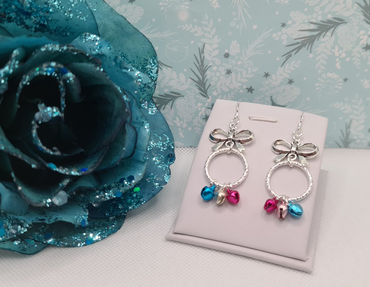 Jingle Jingle Jingle.... Jingle Wreaths! These super fun little earrings are great for this Festive season. Over on my Etsy now!
Can be swapped to clip ons! Just leave me a message with your order!🎄

etsy.com/uk/shop/Pretty…
#MHHSBD #yourbizhour  #GiftUK #elevenseshour #Christmas