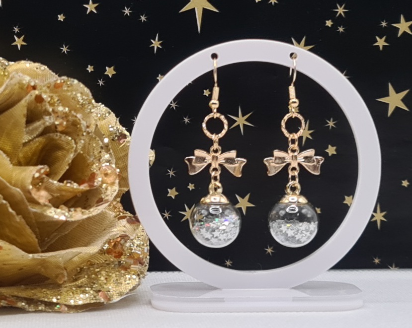 More cute Festive Bauble earrings, these with smaller bows and Silver Holo stars inside! Over on my Etsy now! 🎄
Can be swapped to clip ons! Just leave me a message with your order!

etsy.com/uk/shop/Pretty…
#MHHSBD #yourbizhour  #GiftUK #elevenseshour #Christmas