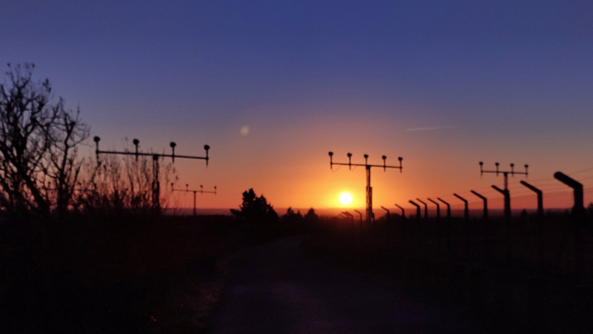 mimiking40's tweet photo. Beautiful sunrise this morning over @Irelandwest #goodmorning #beautiful @Ryanair @thecontel @AllThingsMayo @wildatlanticIRL https://t.co/S6vVC8Knyf