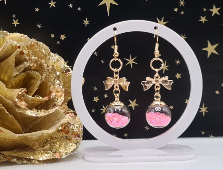 Another set of Festive Bauble earrings, these with smaller bows and Pink iridescent stars inside! Over on my Etsy now! 🎄
Can be swapped to clip ons! Just leave me a message with your order!

etsy.com/uk/shop/Pretty…
#MHHSBD #yourbizhour  #GiftUK #elevenseshour #Christmas