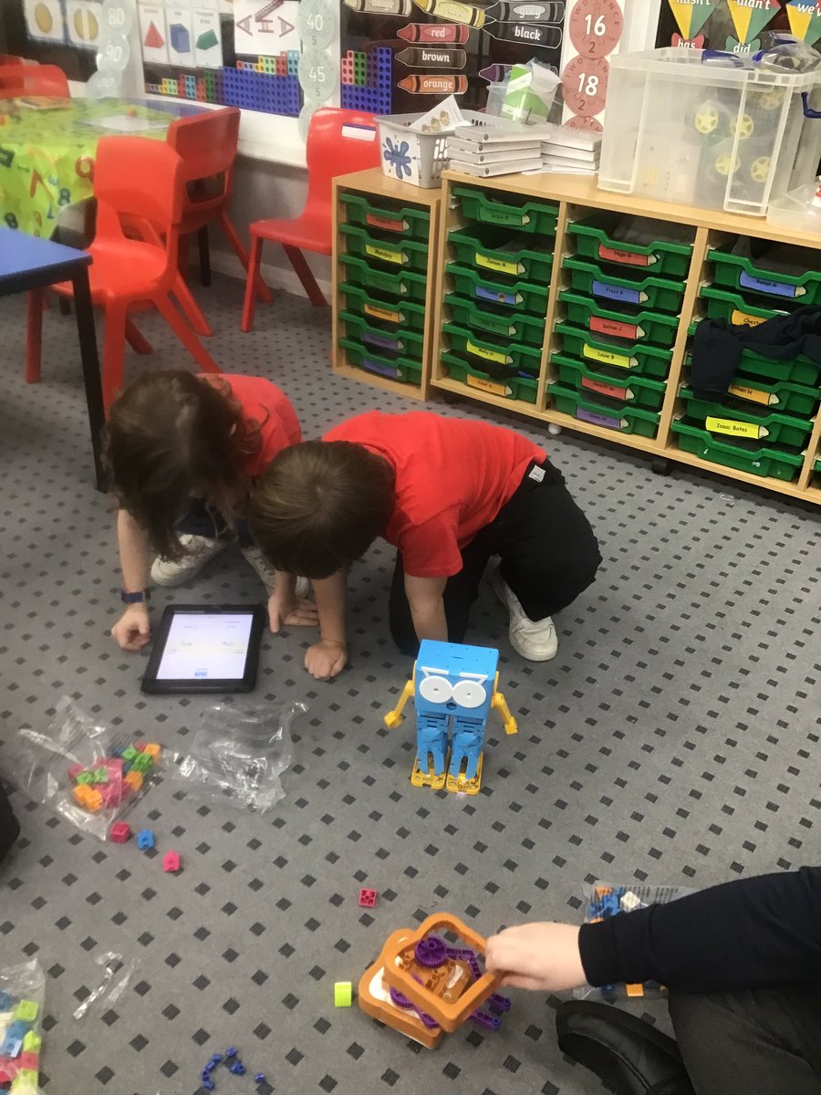 easterside_a's tweet photo. Our Digital Leaders were busy coding after school last week. #EastersideComputing #EastersideEnrichment https://t.co/dnZsEbtAaE