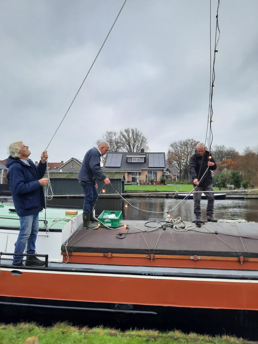 Skutsje_Ea's tweet photo. Afgelopen weekend heeft de stichting onder leiding van ‘ljochtmaster’ Oebele Brouwer de lichtjes weer in het skûtsje gehangen. Vanaf deze week dus weer een prachtig gezicht bij de brug over de lits. #SkutsjeEA #Eastermar https://t.co/5gL7RN3iw9