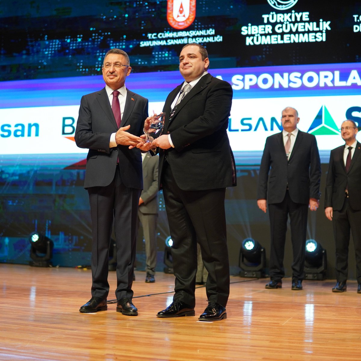 BilgeSGT's tweet image. Siber Güvenlik Haftası kapsamında gerçekleştirilen Milli Siber Güvenlik Zirvesi ve Fuarı'ndaki ödülümüzü Türkiye Cumhurbaşkanı Yardımcısı Sn. Fuat Oktay (@fuatoktay) tarafından takdim edildi. 🏅
#BilgeSGT #DataFlowX | #SiberGüvenlikHaftası