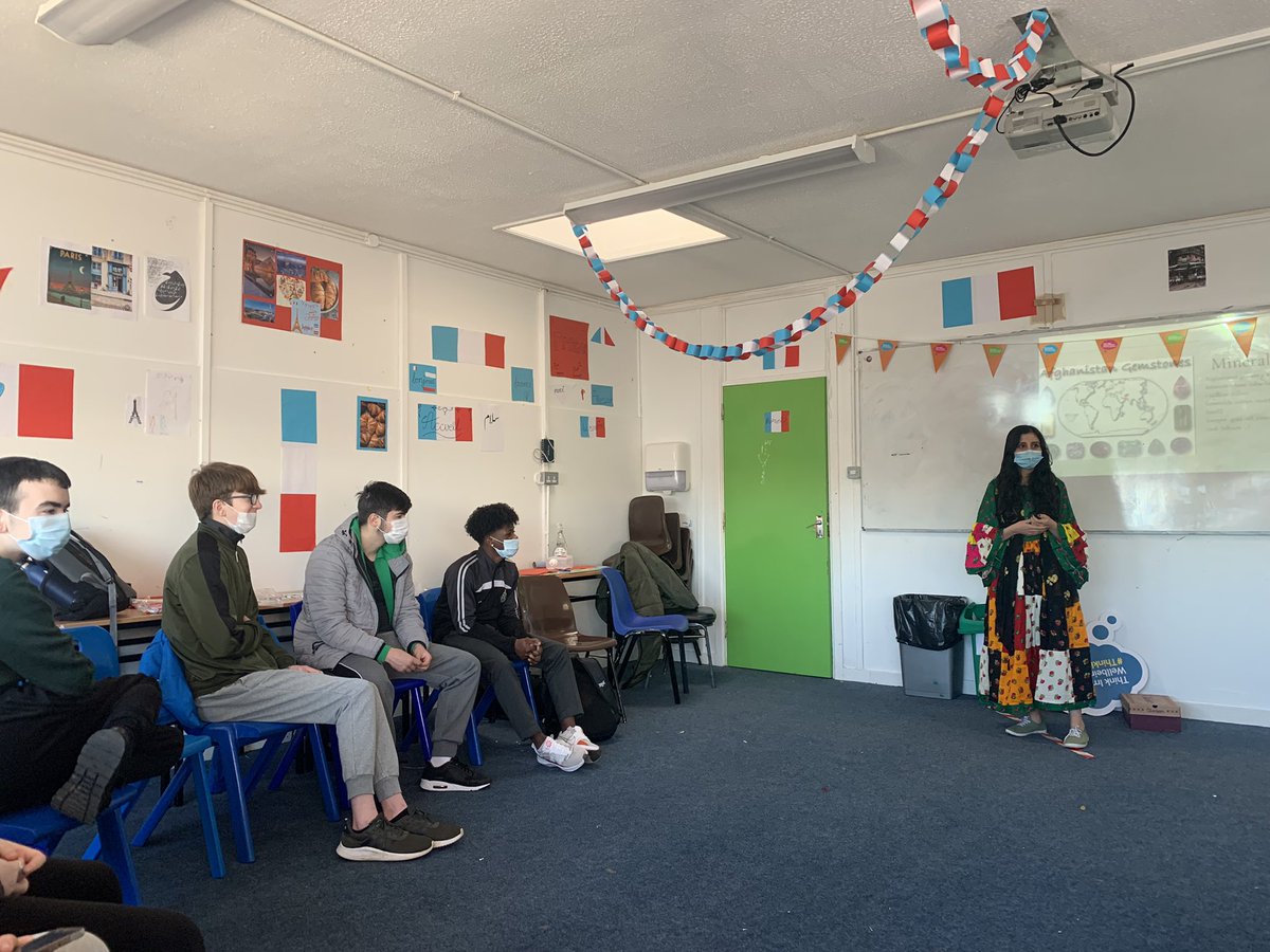 SThinklanguages's tweet photo. Many different workshops going on #thinklanguages #socc.ie #ppli 
Korean Taekwando, languages and careers, Chinese Caligraphy and food tasting, Afghan dancing. https://t.co/v00jQiOmpu