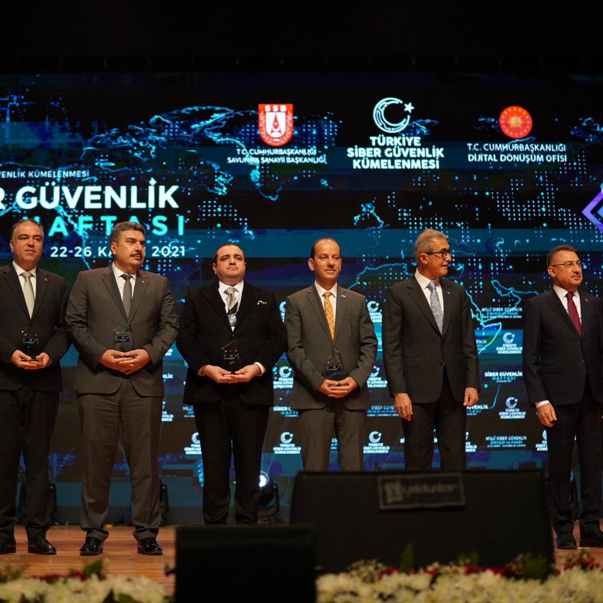 DataFlowX's tweet image. Siber Güvenlik Haftası kapsamında gerçekleştirilen Milli Siber Güvenlik Zirvesi ve Fuarı'ndaki ödülümüzü Türkiye Cumhurbaşkanı Yardımcısı Sn. Fuat Oktay (@fuatoktay) tarafından takdim edildi. 🏅
#BilgeSGT #DataFlowX | #SiberGüvenlikHaftası