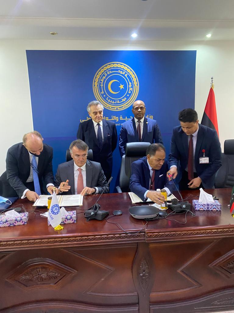 CIHEAMBari's tweet photo. 🇱🇾 #Tripoli: #CIHEAMBari signed an MoU with the Libyan Ministry of Foreign Affairs @MFA_Libya and an Agreement with the local Ministry of Agriculture and the Ministry of Local Government for the implementation of #PROSAR w/support of #ItalianCooperation in #Fezzan region https://t.co/4IhwbIj1Ts