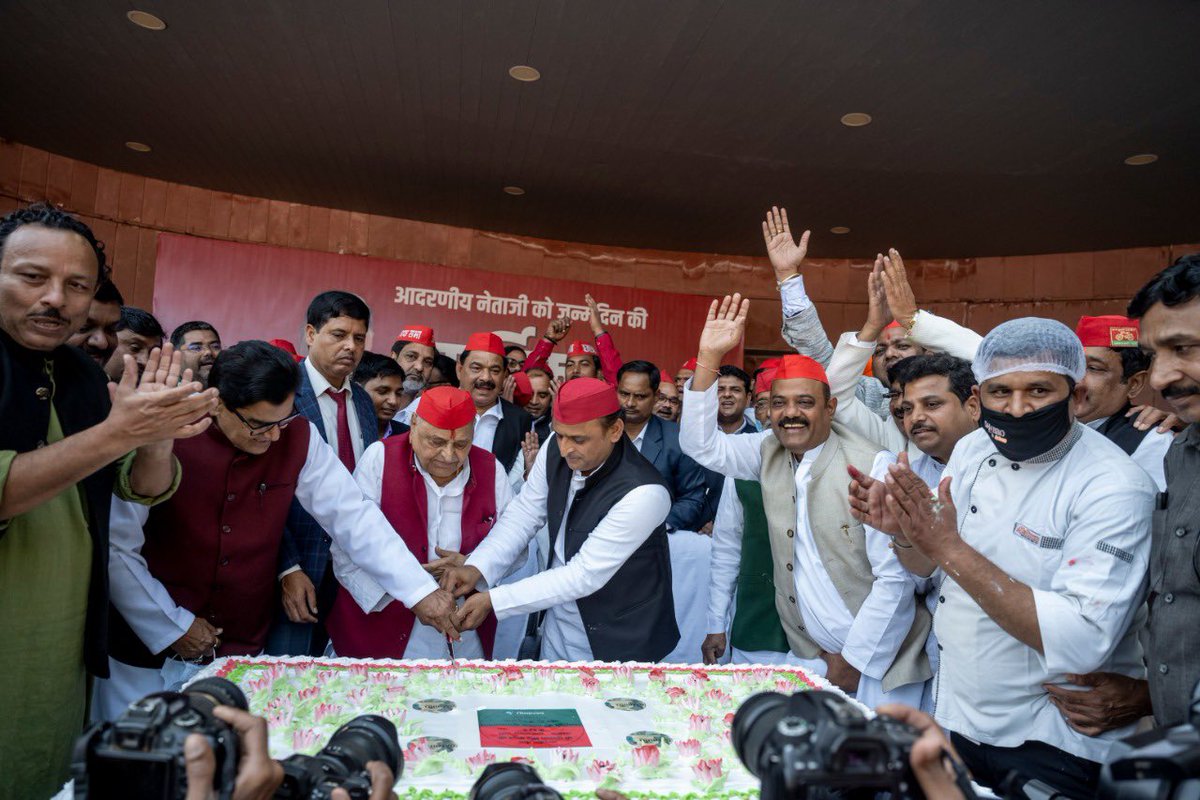 yadavakhilesh's tweet photo. माननीय नेता जी के जन्मदिन पर बधाई संदेश देनेवाले विश्वभर के समस्त सम्मानित गणमान व्यक्तियों, प्रधानमंत्री जी व अन्य सभी नेतागणों, समर्थकों व कार्यकर्ताओं को हार्दिक धन्यवाद! https://t.co/qkxP4U2deH