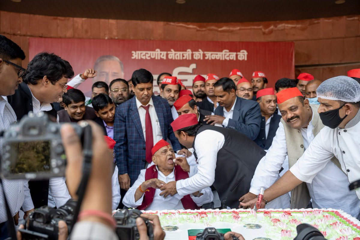 yadavakhilesh's tweet photo. माननीय नेता जी के जन्मदिन पर बधाई संदेश देनेवाले विश्वभर के समस्त सम्मानित गणमान व्यक्तियों, प्रधानमंत्री जी व अन्य सभी नेतागणों, समर्थकों व कार्यकर्ताओं को हार्दिक धन्यवाद! https://t.co/qkxP4U2deH