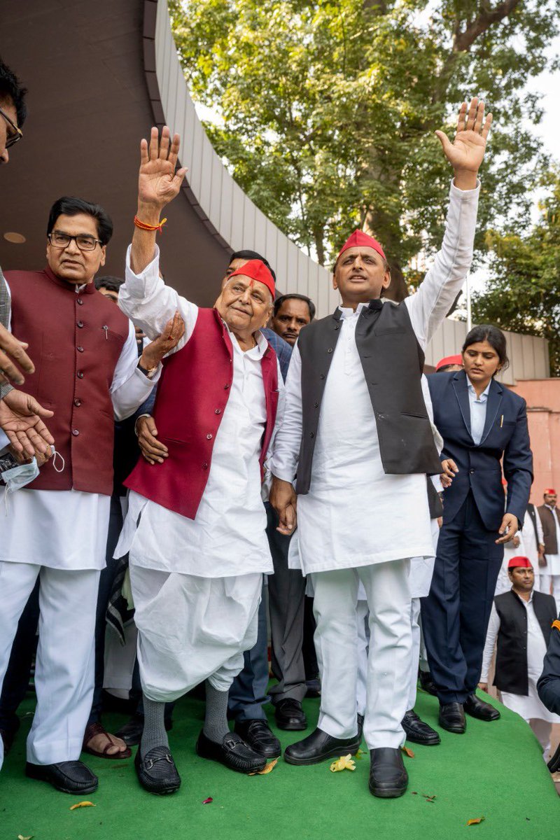 yadavakhilesh's tweet photo. माननीय नेता जी के जन्मदिन पर बधाई संदेश देनेवाले विश्वभर के समस्त सम्मानित गणमान व्यक्तियों, प्रधानमंत्री जी व अन्य सभी नेतागणों, समर्थकों व कार्यकर्ताओं को हार्दिक धन्यवाद! https://t.co/qkxP4U2deH