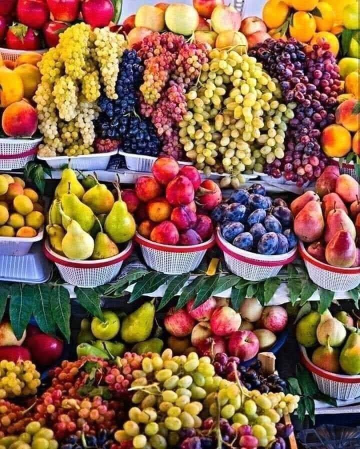 Какие фрукты есть в мае. Овощи и фрукты. Фрукты. Фрукты на рынке. Фрукты овощи ассортимент.