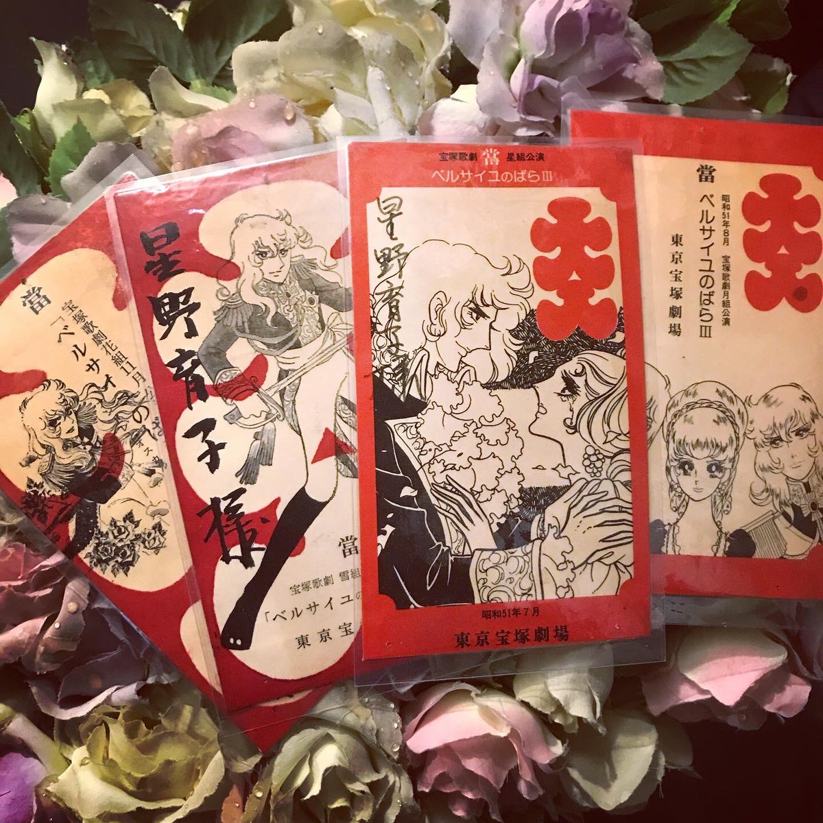 SakkouS's tweet photo. 妻も約50年前からずっと床山で宝塚歌劇の仕事をしていました。初演のベルサイユの薔薇の各組の大入り袋、風と共に去りぬの初演の大入り袋です。大事に記念に保存しています。 https://t.co/Vs68dyQey4