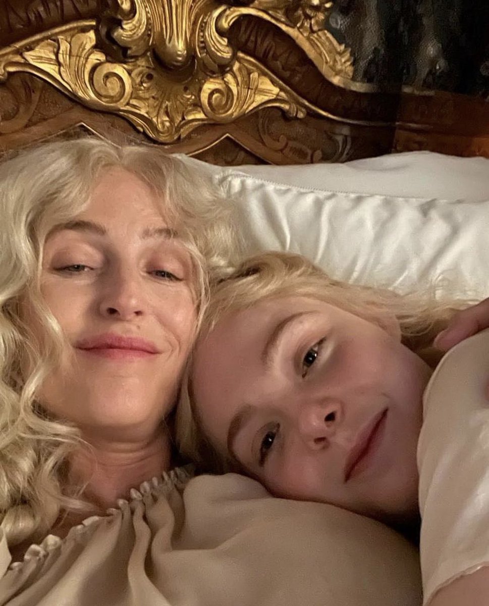 OH GOD ELLE I SEE YOU ENJOYING MY MOMMYS BREAST