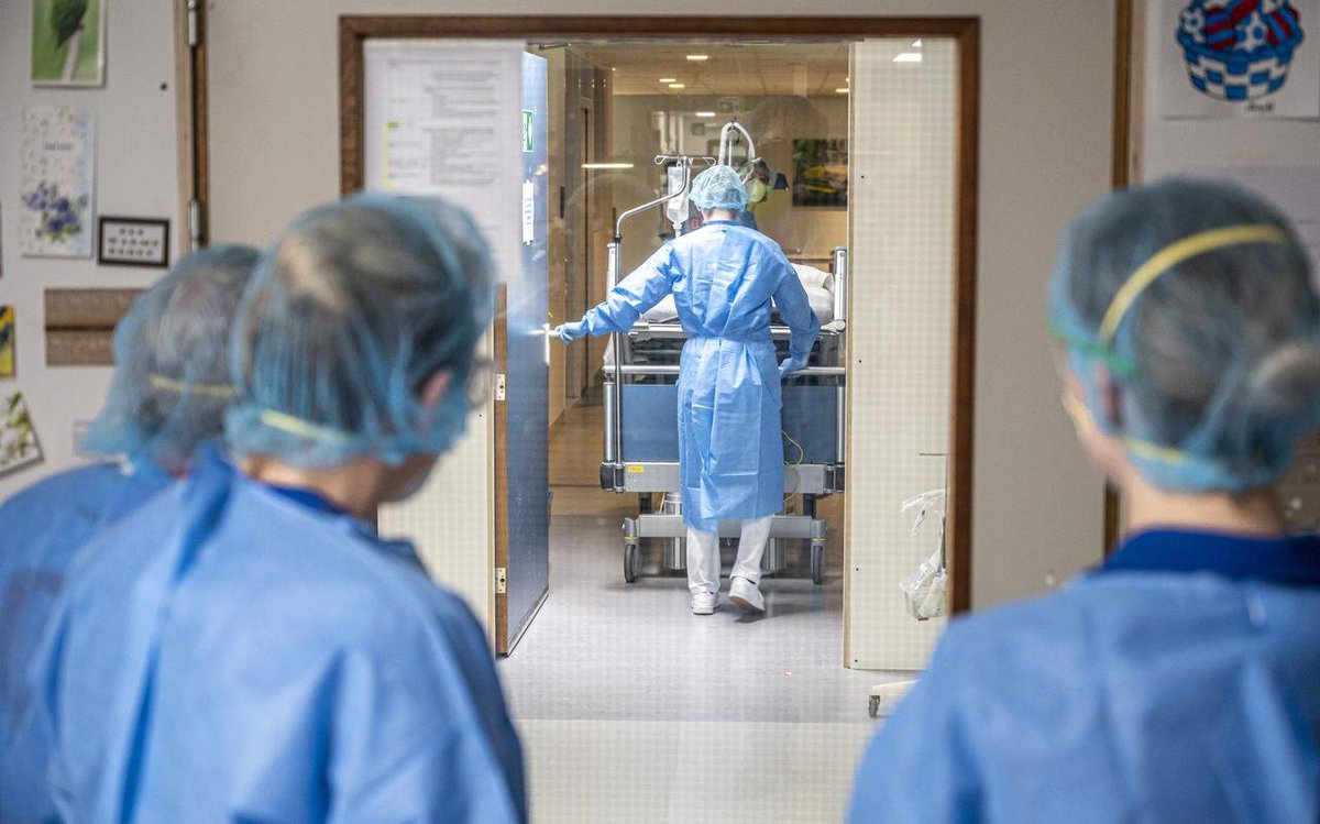 Ze heeft het gelukkig overleefd na weken in coma te zijn gehouden. Ik zie onze fotograaf nog een foto van haar maken terwijl ze in bed in de luchtsluis ligt. Wachtend om naar de ic te worden gerold. Fotograaf <a href="/MarcelJdeJong/">Marcel J. de Jong</a> maakte deze foto van dat moment.