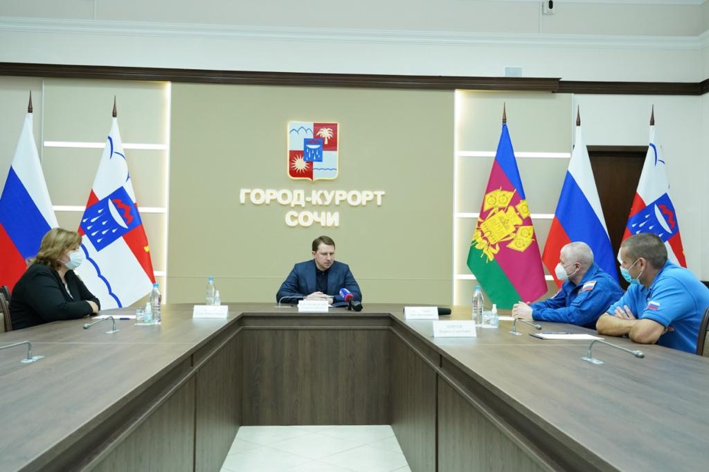 novitskiy_iss's tweet photo. At the post-flight sanatorium-resort rehabilitation, I live according to the schedule)) The schedule is very tight!

The other day I met with the mayor of Sochi Alexey Kopaygorodsky. I thank the city and Alexey personally for the warm welcome at this cool time of the year. https://t.co/TEL9FMuXEy