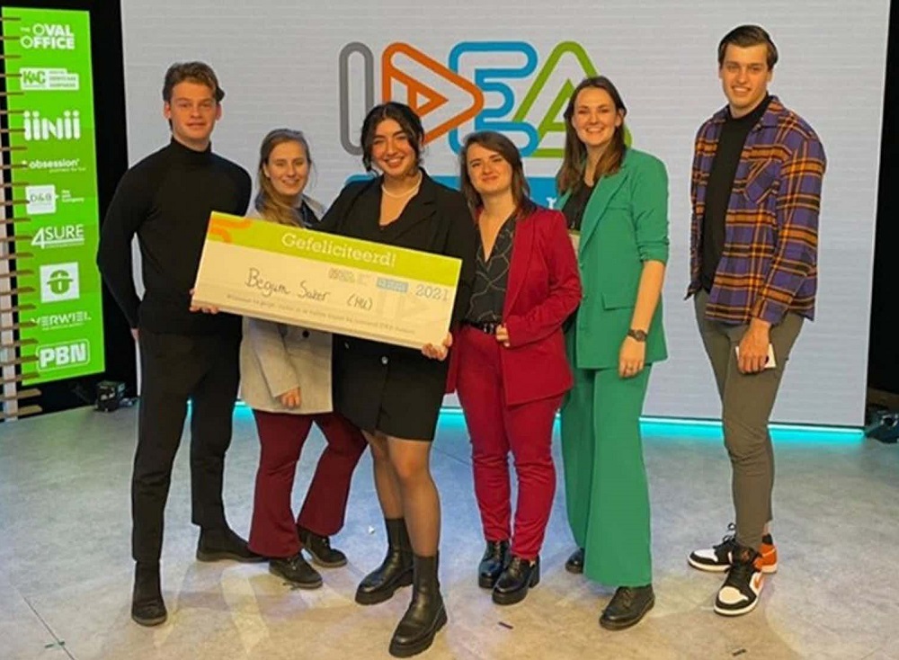 HU_Utrecht's tweet photo. #HU student Eventmanager Begüm Saker is winnaar van de IDEA Talent Scout. "Je hebt een sterk verhaal dat overkomt en een visie op jouw rol in deze branche", aldus de jury. Gefeliciteerd Begüm!
https://t.co/Ji0W5KFzDa https://t.co/QJNwgB4eaw