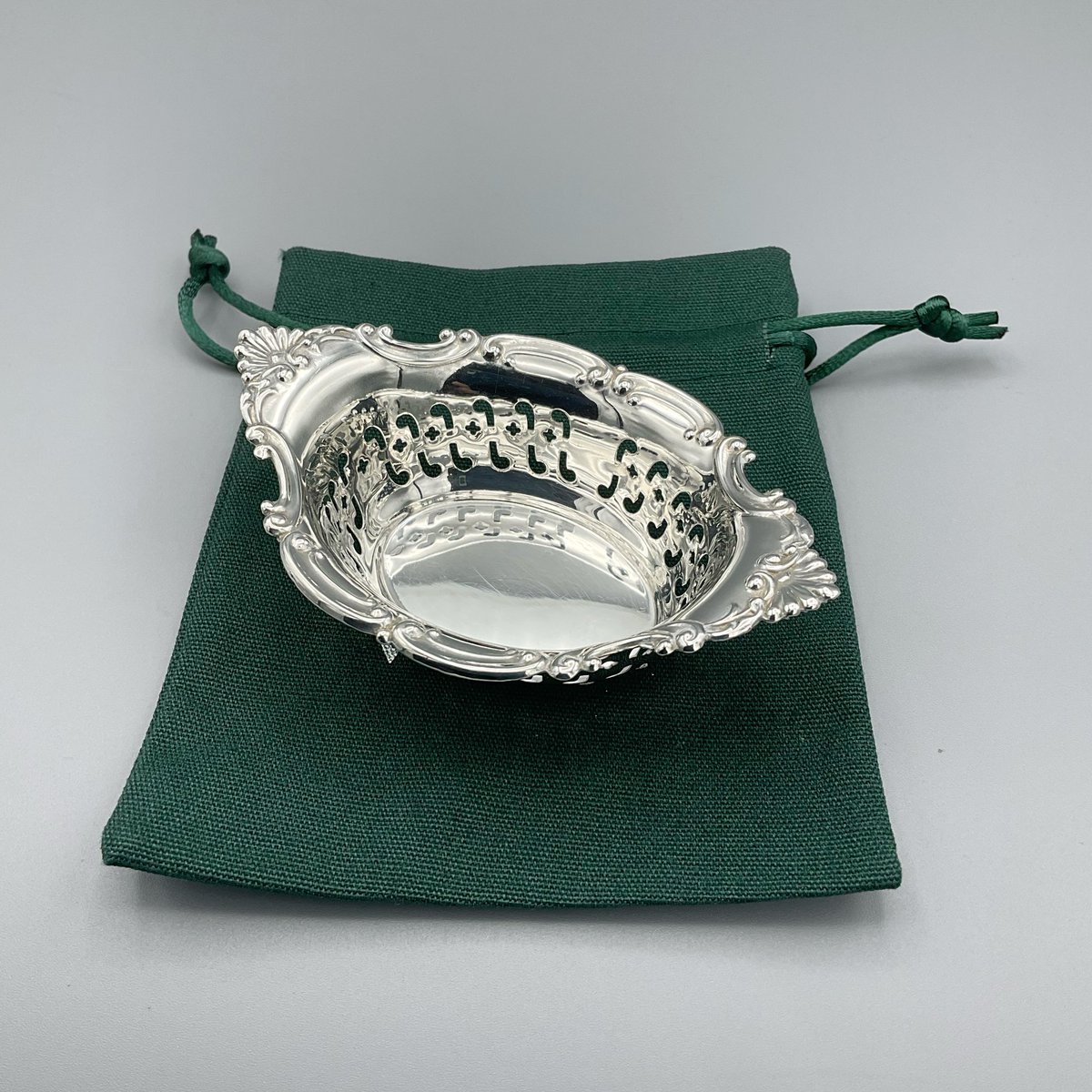 BeechesVintage's tweet image. Just added this lovely small Antique Sterling Silver Bowl made by Gorham Silversmiths. It would be perfect for keeping small items in #silverdish #silverbowl #antiques #antiquesilver #gorhamsilver #americansilver #silverringsdish #beechesvintage