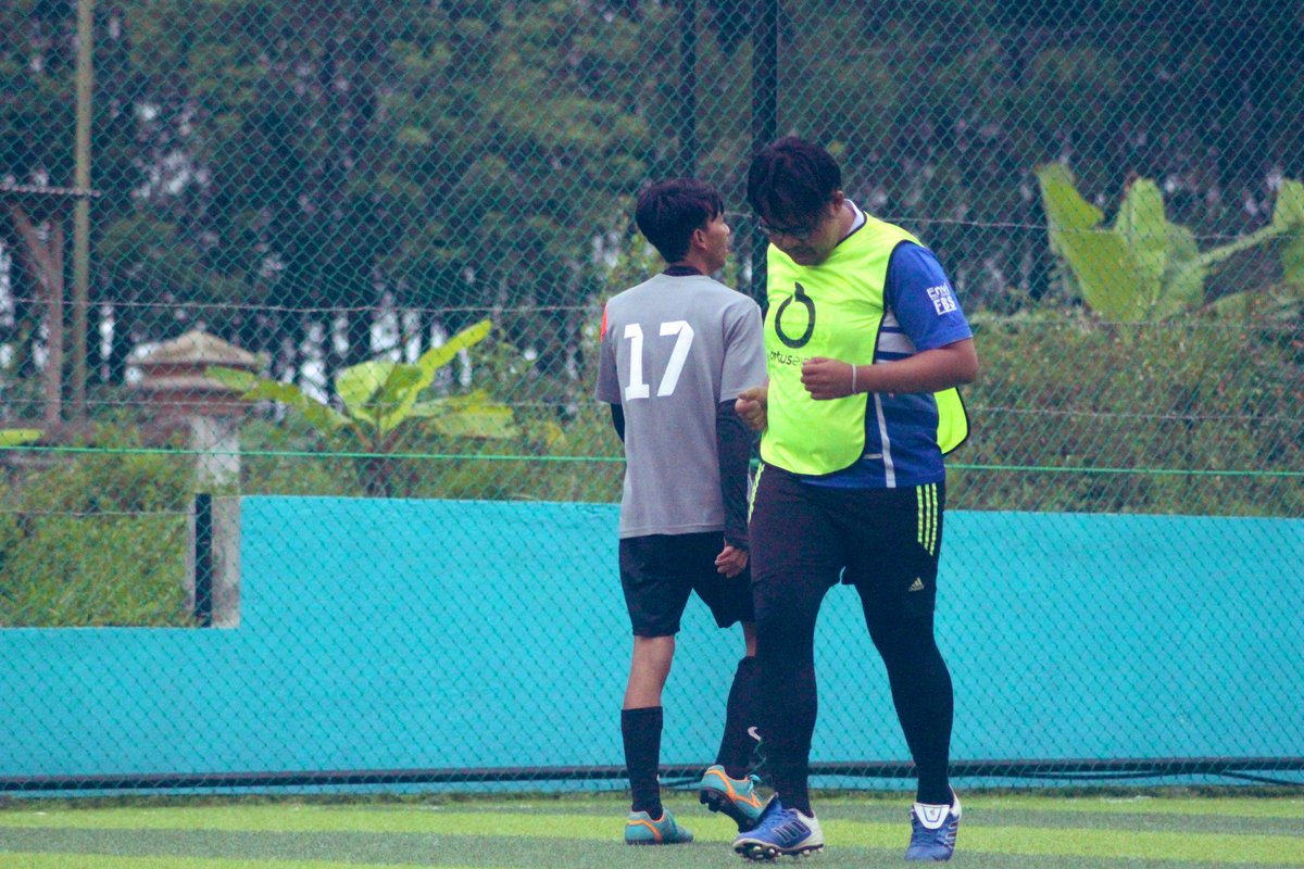 Lihatlah kebawah karena masih ada rumput yang bergoyang 🤣