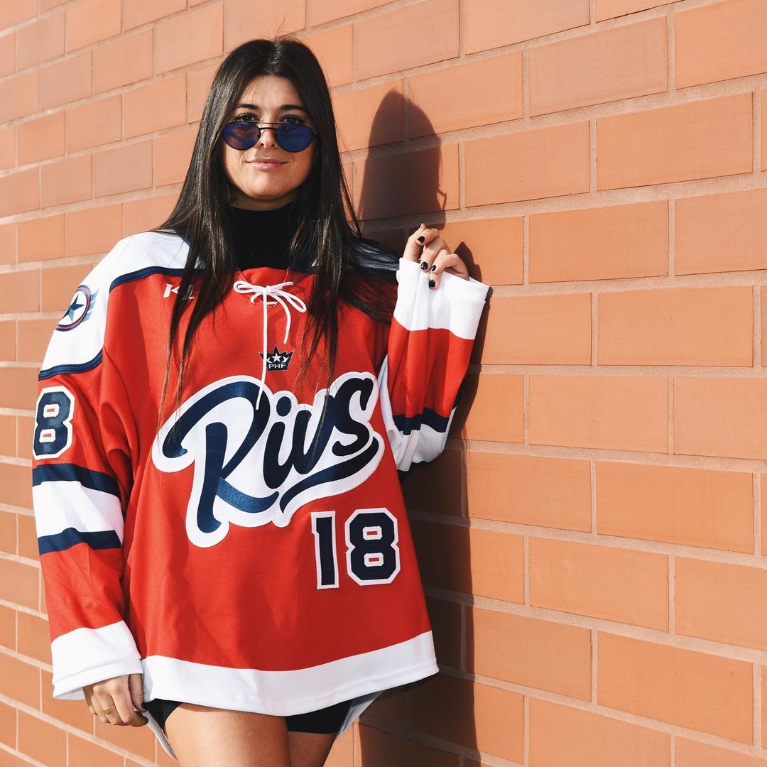 OKAY these red Riveters jerseys are 🔥. 

(📷 <a href="/Riveters/">Metropolitan Riveters</a>)