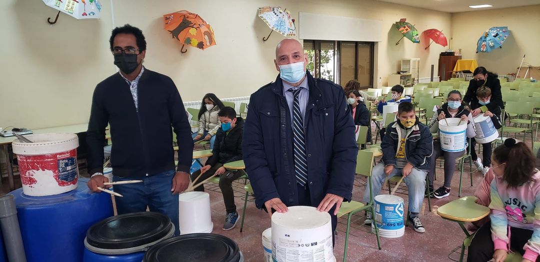OurenseConcello's tweet photo. O Concello celebra o Día da Música cun ciclo de obradoiros de ecopercursión nos colexios. 
▶ Escolares de Primaria utilizan materiais reciclados para facer música, e aprenden técnicas de percusión. 
▶ O tenente de alcalde Armando Ojea asistiu á actividade, no CEIP Mariñamansa https://t.co/GOKRVhyOze