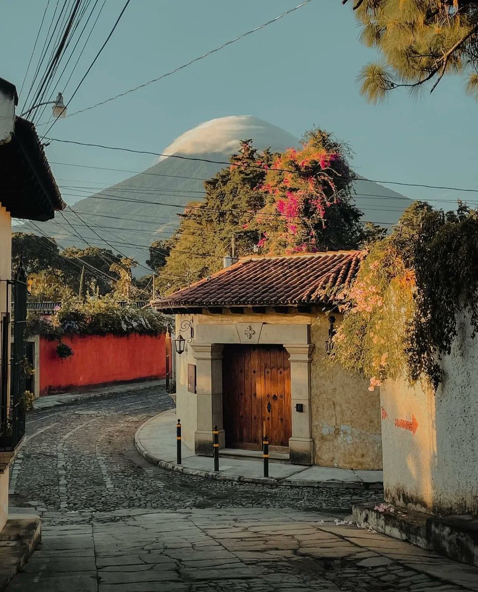 SalvadoranPride's tweet photo. Road trip to Antigua, Guatemala on your next visit to El Salvador. The views are worth it! https://t.co/gqGU7kemjc