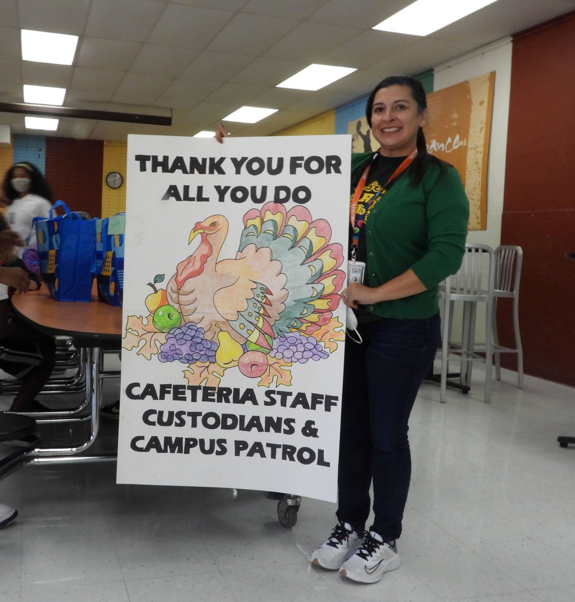 ELPASO_ISD's tweet photo. The Ross Middle School girls &amp; boys ⚽soccer teams showed their gratitude 💙to their school cafeteria staff, custodians &amp; campus patrol by collecting and donating baskets with all the fixings for a delicious 🦃 Thanksgiving meal! #EPISDProud https://t.co/nePg4GPvCQ