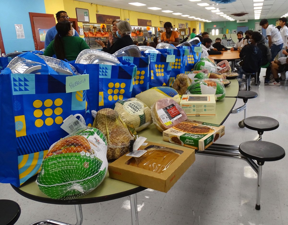 ELPASO_ISD's tweet photo. The Ross Middle School girls &amp; boys ⚽soccer teams showed their gratitude 💙to their school cafeteria staff, custodians &amp; campus patrol by collecting and donating baskets with all the fixings for a delicious 🦃 Thanksgiving meal! #EPISDProud https://t.co/nePg4GPvCQ