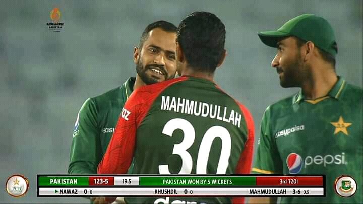 AqeelHashmi_512's tweet photo. Great sportsmanship by Bangladesh Captain #Mahamudullah
#pakvsbangladesh https://t.co/2EdSlmaN92