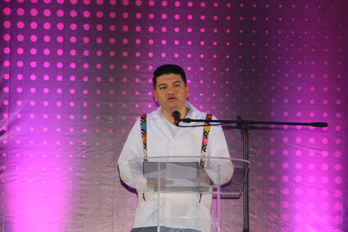BienestarGobTab's tweet photo. En representación del Gobernador, Carlos Manuel Merino Campos, asiste el Titular de la SBSCC, Lic. Manuel Sebastián Graniel Burelo, al 3er. Informe legislativo del Senador Ovidio Peralta, en el municipio de Comalcalco. #Sbscc #Tabasco  #Comalcalco https://t.co/P4t8CiagNa