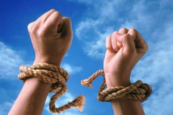 محاولة التحرر  هي محاولة للتخلص من الأفكار  والبرمجات الموروثة و المعتقدات القديمة التي تؤثر على واقعنا كمسلمات وركائز من المفترض عدم النقاش حول صحتها ، 

 حاول أن تسمح لروحك وجسدك ووعيك ان يعيش بحب وسلام