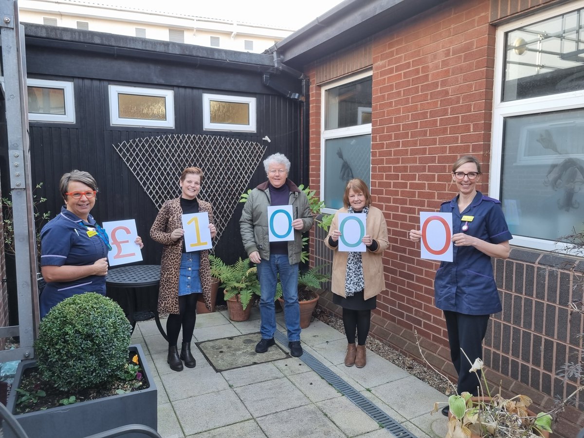 A big thank you to former patient, Karen Blackwood, her good friend Chris and BBC Radio DJ Bob Brolly for coming in to Warwick Hospital's Breast Care Unit today with a £1,000 donation to present to the nurses. 

We really appreciate it 😊