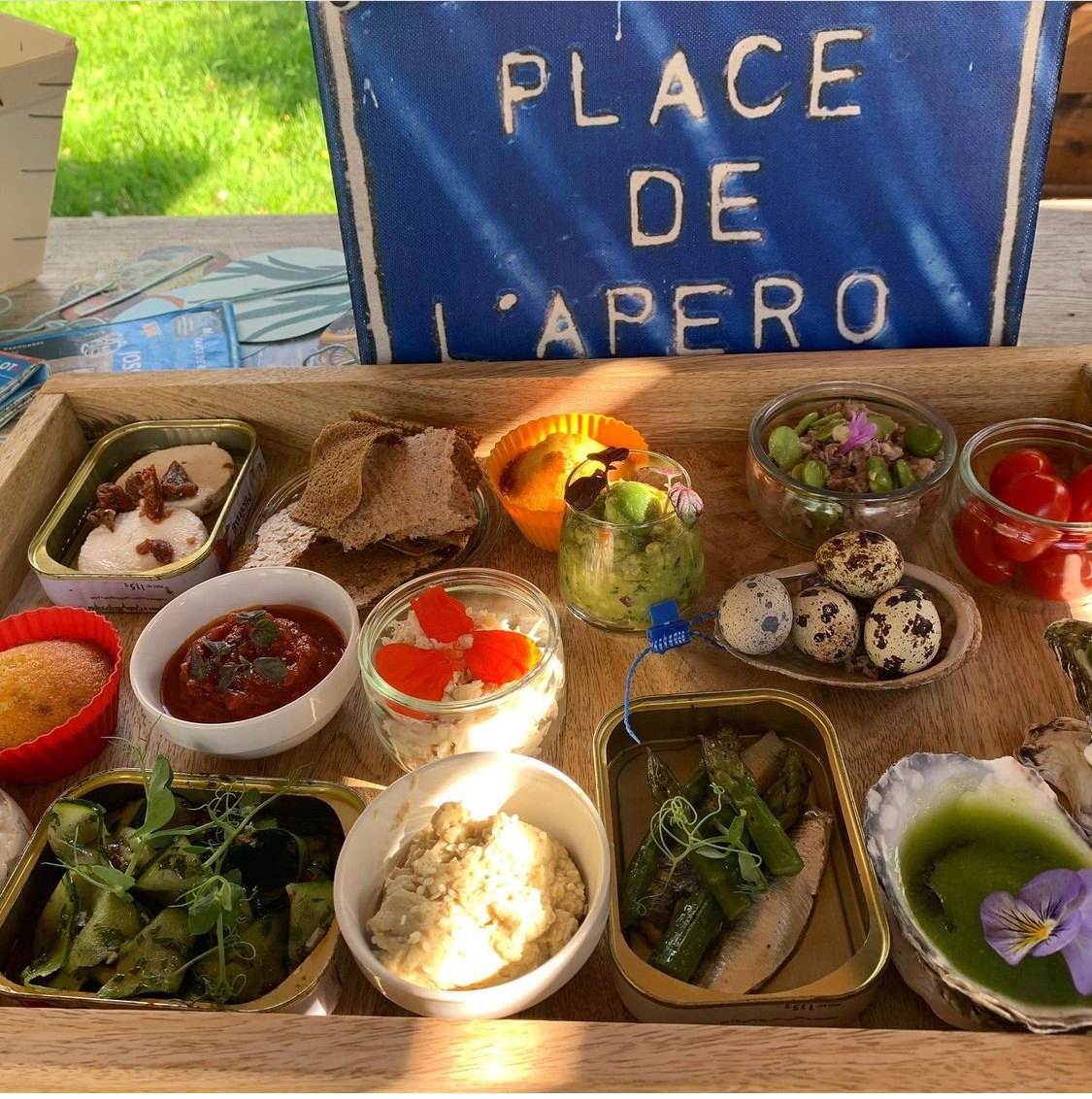 bretagnembvb's tweet photo. Notre livre Tapas &amp; Pintxos de Bretagne se mange aussi véritablement :)) : notre Plateau à emporter est à commander à partager à déguster! 
Bonne soirée, Anouck &amp; Joris 
https://t.co/doqESCwmPt https://t.co/38lEJnbtGn