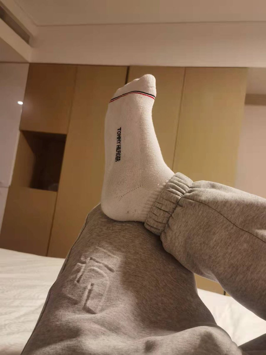 开会捂了一天，袜子都臭了。。。。😂