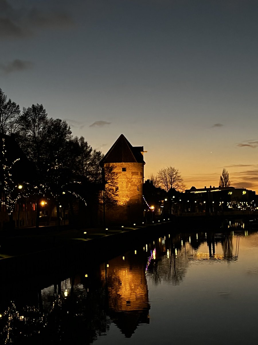 JosPaalman's tweet image. In zo’n stad ga je toch niet rellen☹️💙#Zwolle