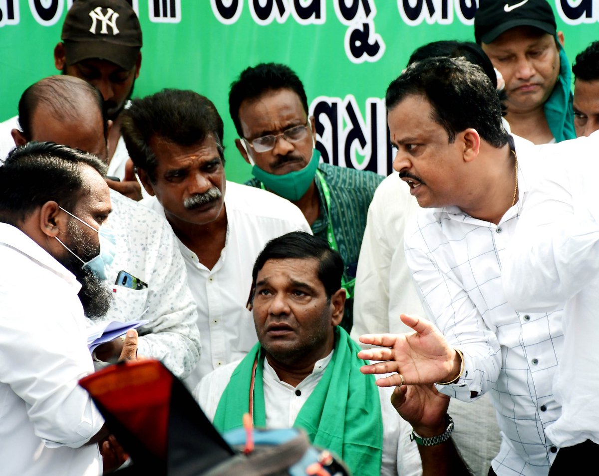 SantoshM_45's tweet photo. Today Biju Yuva Chhatra Mahila Janata Dal protested in front of the RDC office for the unreasonable hike in the price of cooking gas by the central government.Along with this we gave an memorandum through RDC to President of India for lowering the price of LPG gas.@tripathy_devi https://t.co/aT6pIzLwNw