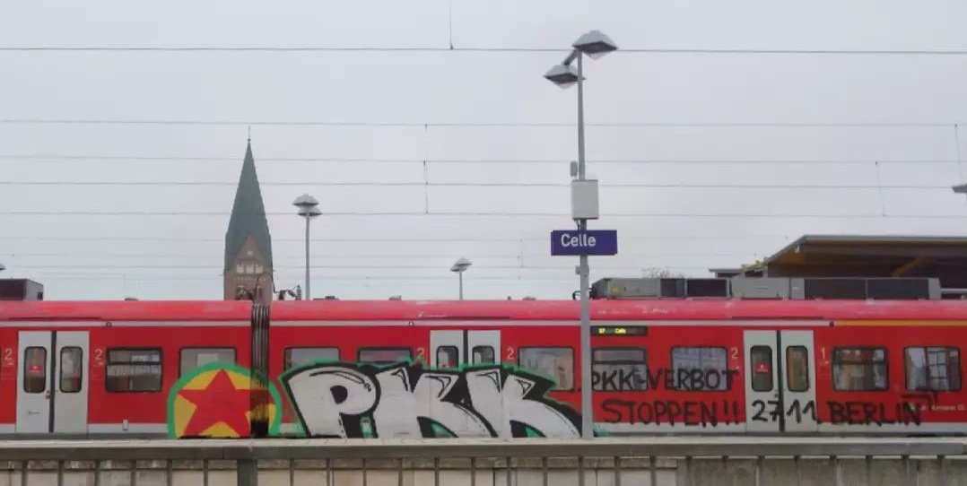 Die Aktionswoche gegen das PKK-Verbot hat begonnen - Am Samstag in Berlin gegen das PKK-Verbot auf die Straße!✌

Bild gefunden auf 161crew_hannover