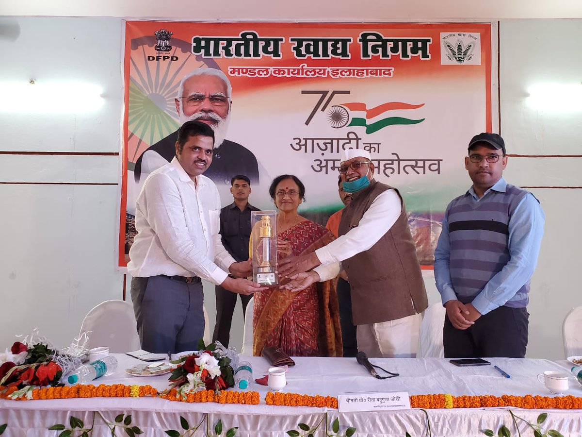 FCIDOAllahabad's tweet photo. #AazadiKaAmritMahotsav was celebrated with full zeal by FCI DO Allahabad. https://t.co/ymQ1n9ZHZF. Rita Bahuguna Joshi,Hon'ble MP made a dignified presence as the chief guest and Kargil war winner senior social worker Shyam Sundar Singh Patel as a special guest.@prmgr_fcilko https://t.co/z5hIYIOJMH