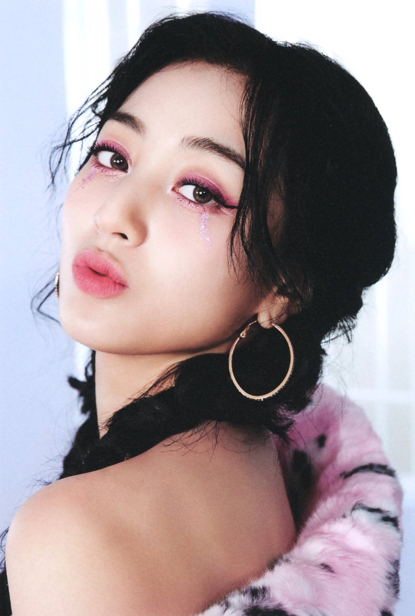 jihyopictures's tweet photo. THIS #JIHYO WILL FOREVER BE ICONIC https://t.co/FaJra3xoWg