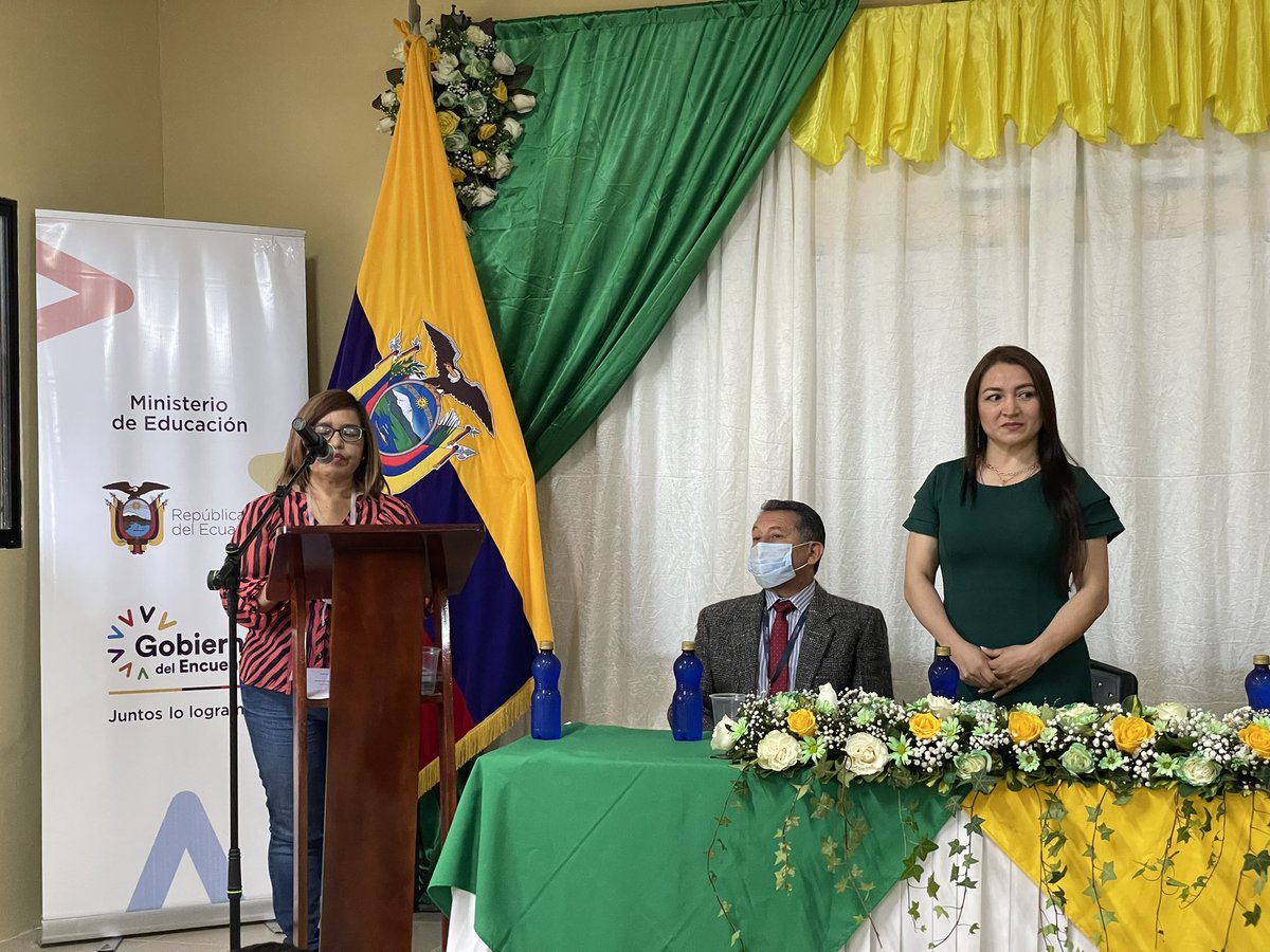 EducacionZ3_Ec's tweet photo. LA MANÁ | Ximena Loroña, coordinadora zonal, realiza la presentación de Lilian Espín, nueva Directora Distrital de Educación del distrito La Maná #JuntosLoLogramos https://t.co/ndstji4cLE