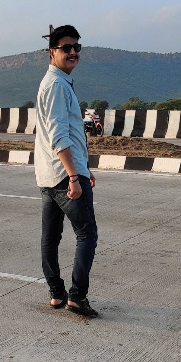 RahishDangi's tweet photo. मेरी 'सादगी' ही गुमनाम में रखती है मुझे,
जरा सा बिगड़ जाऊं तो "मशहूर" हो जाऊं।
राधे राधे🙏❤️ https://t.co/A4eSyOwTYQ