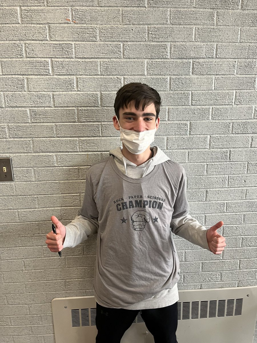 BravermanHHS's tweet image. The WINNER of our Rock Scissor Paper tournament is…Dillon Gregory (125 people were in the 3 week tournament)
Well done! A lot of fun for all. #signingAutographs