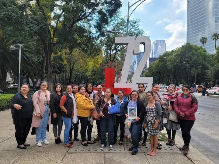COFAMIDE's tweet photo. #INFORMATIVO #COFAMIDE ##MEXICO 
Representantes de Cofamide y otras instituciones  visitan al anti monumento en conmemoración de las víctimas de la masacre de 72 migrantes en Tamaulipas, actualmente COFAMIDE cuenta con cuatro de estos casos por los cuales se alza la voz. https://t.co/4uCelUs6XG