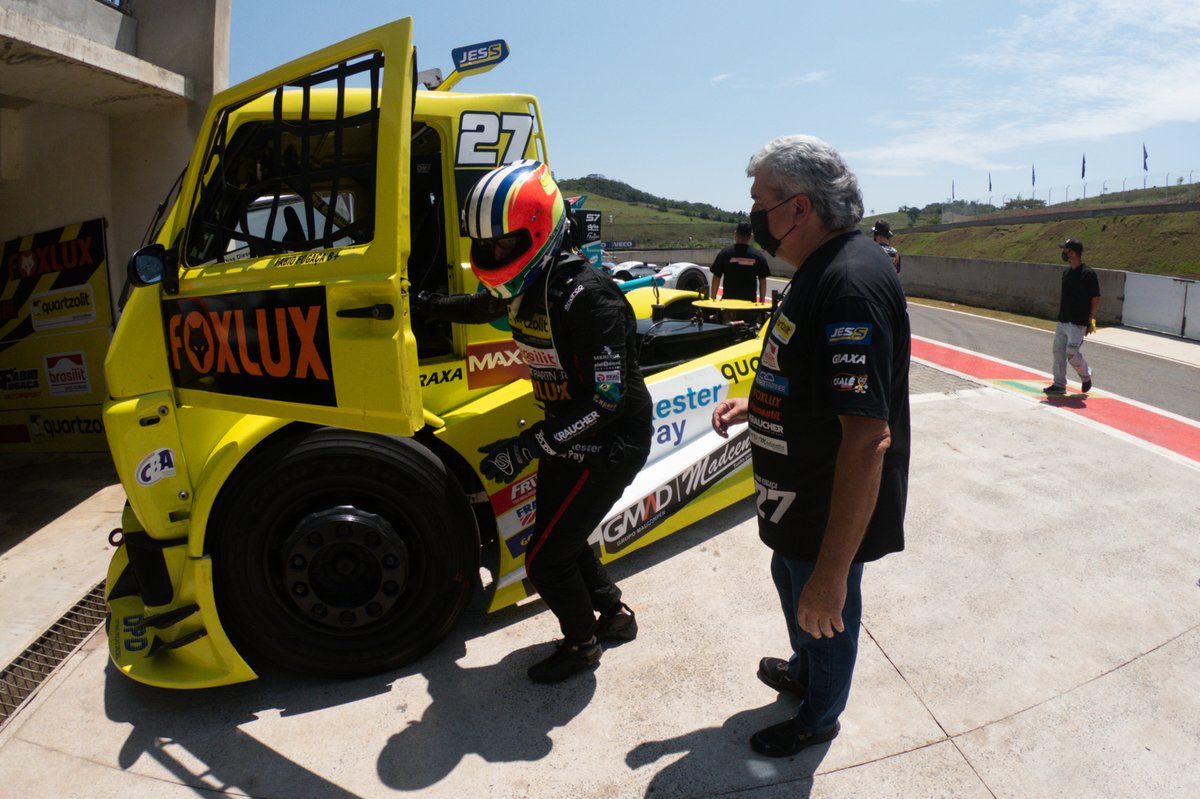 CopaTruck's tweet photo. Pode descer desse caminhão. A corrida é só semana que vem, bicho!
#CopaTruck #NaçãoTruck #Mercedes #Volkswagen #Goodyear #Iveco #Spicer #MaxonOil #Frum #Brazul #Cereser #Frasle #AutoAvionics https://t.co/6PObxqldaV