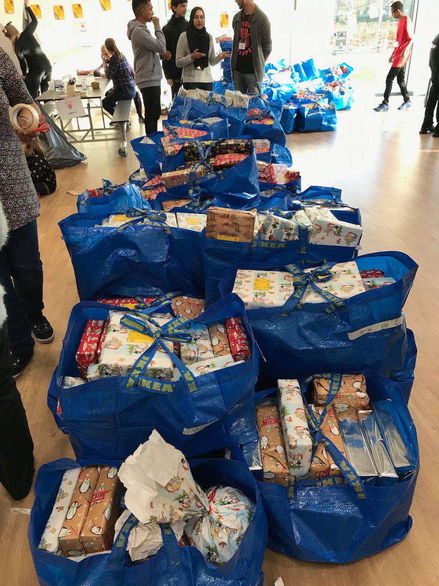 tonylouki's tweet photo. They're back! #OSGWard based, sharing the β€οΈππ€π across the borough, @ThatsAWrapLDN launch their #Christmas2021 Appeal. Deliver to Access Self Store, 592 London Road, TW7 4EY or visit https://t.co/2L1AN24OfM to talk about hosting events. Pictures with #55thMayor, at 2019 gigs. https://t.co/U38ZkiRxLY