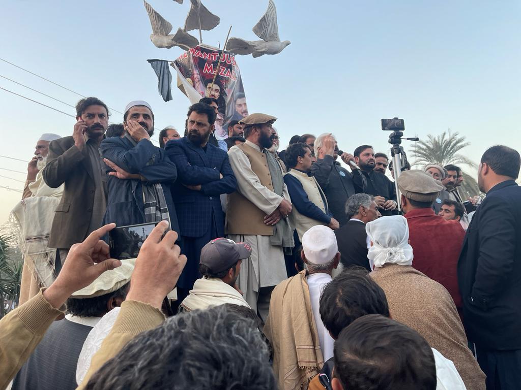 Inayat01's tweet photo. محمدزادہ آگرہ وال قوم کےمقصداورمشن کے لیےجان دی۔@KPGovernment کافرض ہےکہ انکے منشیات،اسلحہ اورجرائم پیشہ افرادکےاڈوں کےخاتمےاورنوجوان نسل کوبہترمستقبل دینےکےمطالبات پورےکرے. @pakpgov کے سامنے محمدزادہ آگروال شہید کے حوالے سےمظاہرے میں شرکت اورخطاب.
 #justiceforMuhammadzada https://t.co/SW0qmzYShZ