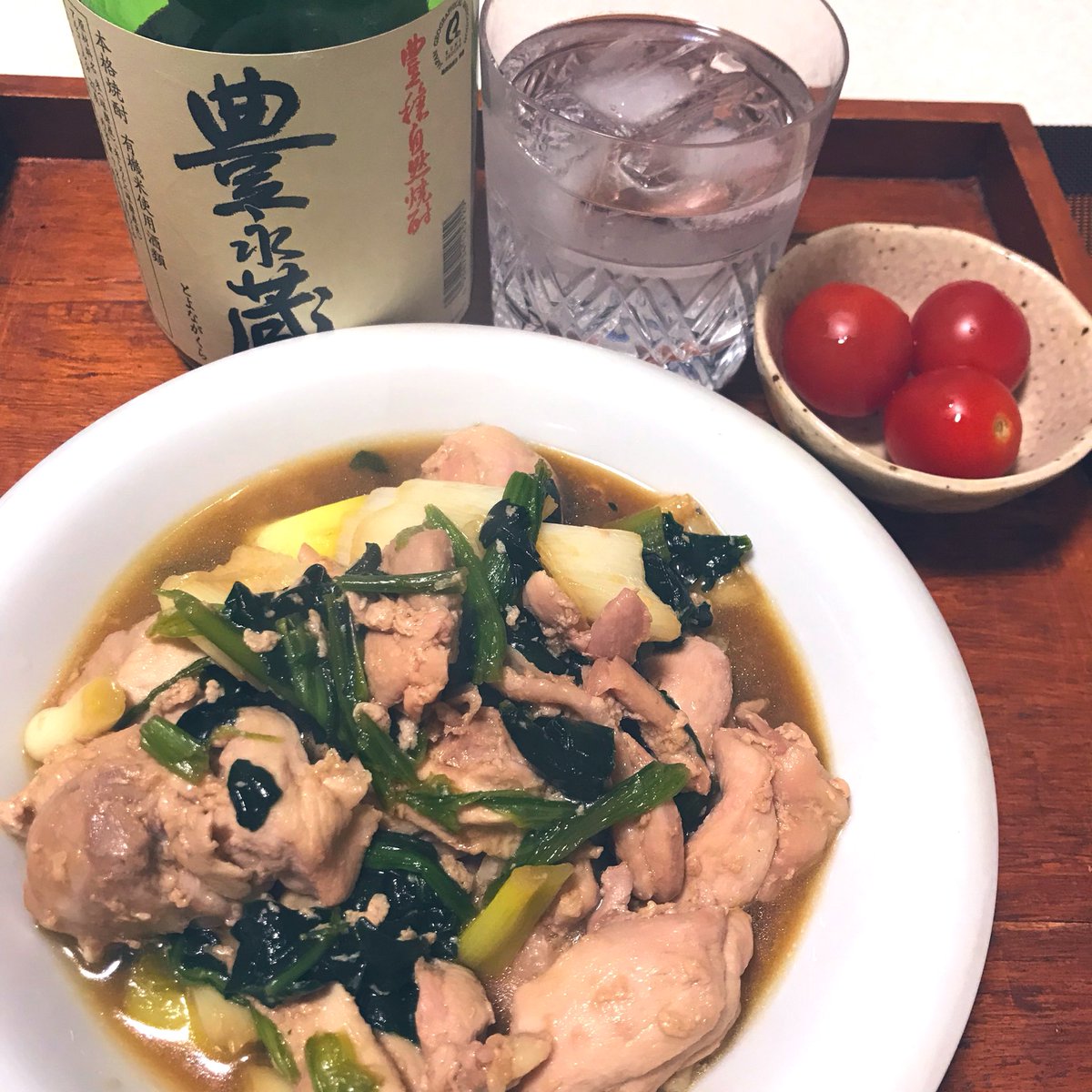 おつかれちゃんでした😋 鶏ネギほうれん草オイスターソース煮 ミニトマト🍅 米焼酎ロック🥃