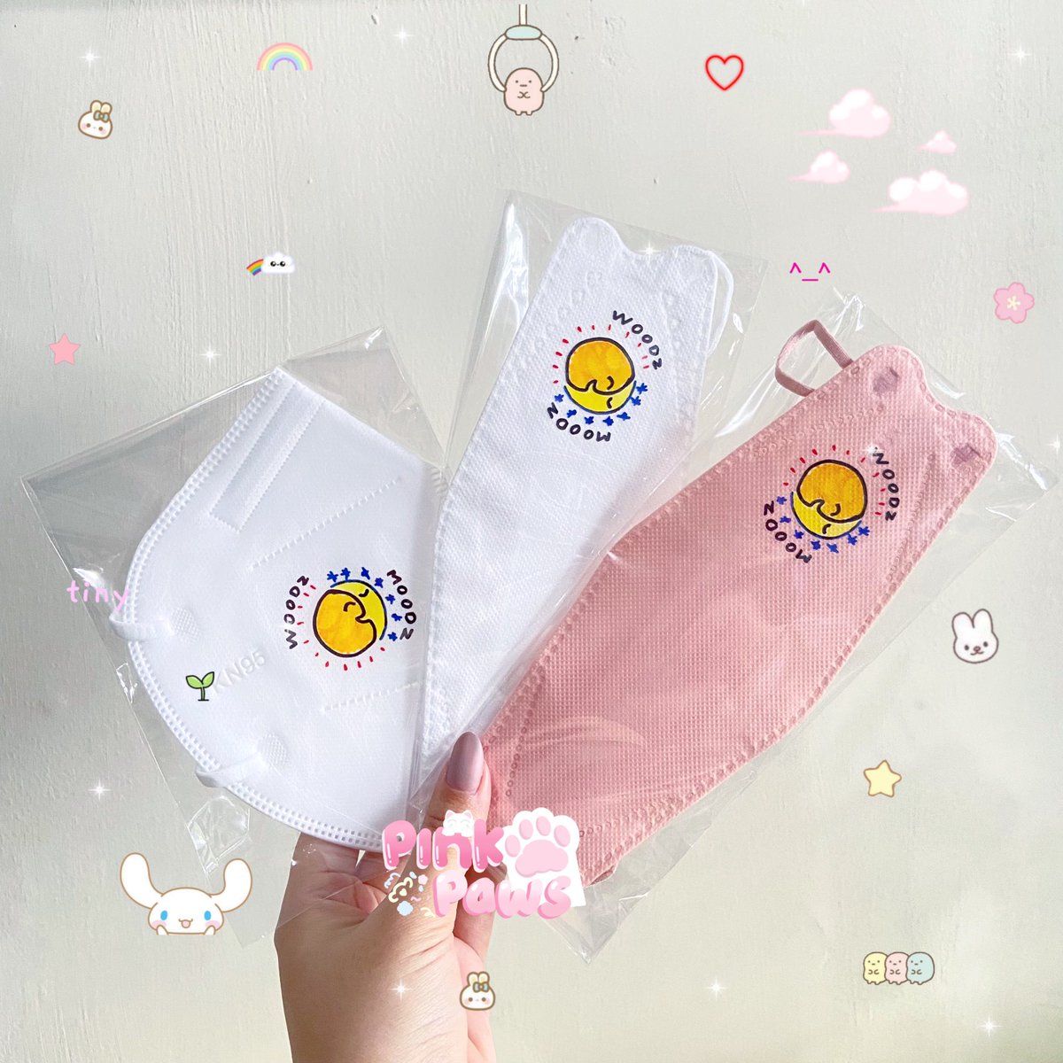 wccdz's tweet photo. 🌜— WOODZ MOODZ MASK —🌛

Siapa yang setiap hari aktivitas di luar rumah? 🙋🏻‍♀️ 

Aktivitas di luar boleh padat tapi jangan lupa tetep pake masker ya! Apalagi sekarang ada masker gemes logo woodz moodz! 😍🧡💙

Yang mau bisa langsung cek link 🍊 ya! 😁

🖇 https://t.co/PNBbmmpGVb https://t.co/EQIReE6RAo