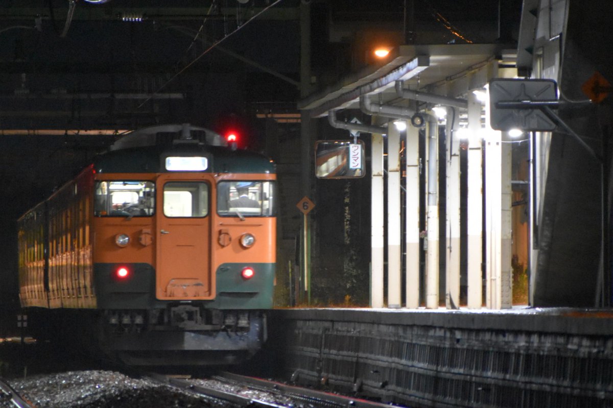 unohaman's tweet photo. 2021.11.22
越後線上り 156M
新潟車両センター所属115系
N40+N38
ここ数ヶ月の間で3回組成されている懐かしの新潟色と湘南色のツートーンコンビですが、運用の関係か逆バージョンはなかなか組成されませんね。
#越後線
#115系
#156M
#懐かしの新潟色N38
#湘南色N40 https://t.co/8muqyQduOj