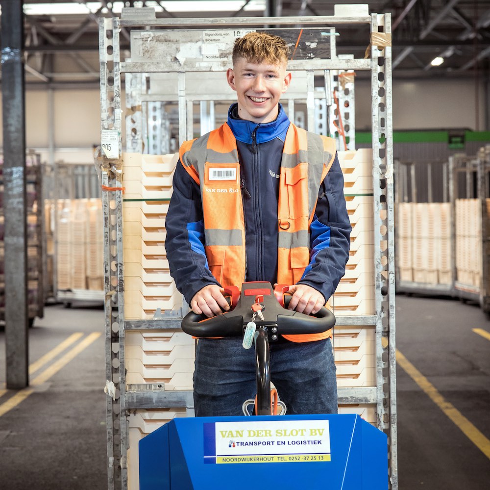 Xander Policht Volgt bij de  Bollen- en Veenstreek Transport &amp; Logistiek Academy in Oegstgeest een opleiding in de transportsector. Niet in de schoolbanken maar bij leerbedrijf Van der Slot Transport. Lees verder: #tuinbouw #leren #scholing #talent 
digitaal.hortipoint.nl/transport-in-b…