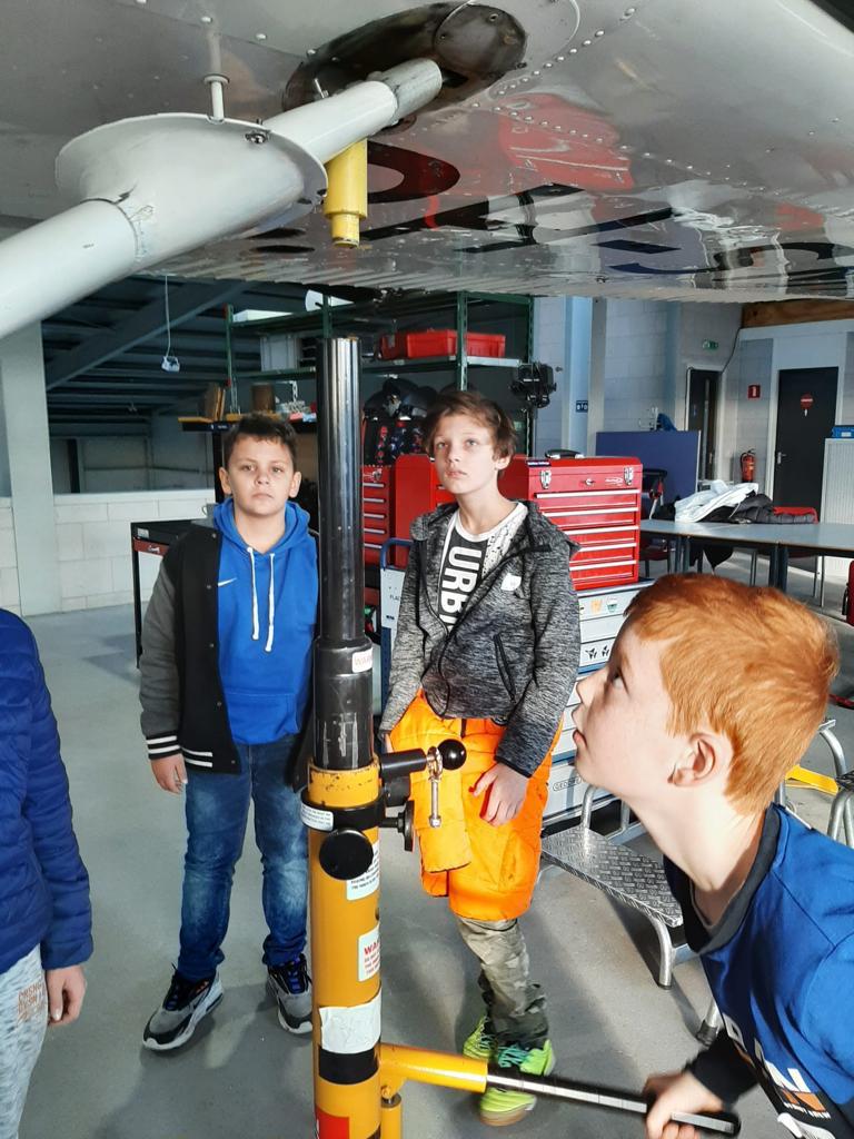 Zondag 21 november bracht @TRCTours ons naar Hangar One Technics &amp; Avionics. Een interessante les over vliegtuigen en duurzaam vliegen. Teuge loopt in deze laatste ontwikkeling samen met andere partijen wereldwijd voorop. 

#basisonderwijs #weekendschool #lerendoortedoen